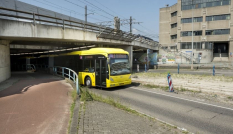 OV bus rijd onder viaduct