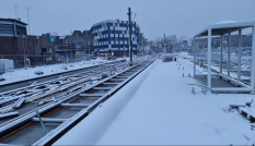 trambaan en halte in de sneeuw