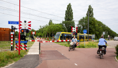 Tram 22 richting Utrecht CS bij fietspad en spoorwegovergang
