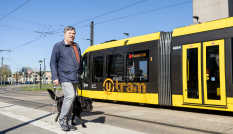 Reiziger met visuele beperking bij tram Jaarbeurszijde
