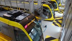 Stilstaande trams in de tramremise 