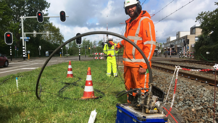 Glas blazen bij de trambaan