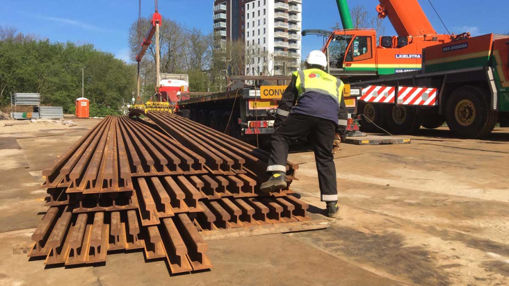 mannen-werken-aan-tramspoor-utrecht.jpg