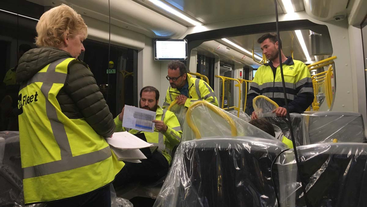 testteam_analyseert_de_resultaten_van_de_remproef_in_de_nieuwe_tram.jpg