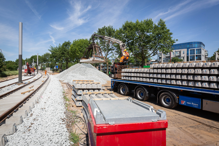 Dwarsliggers worden gelost op het werk- en opslagterrein Oudegein