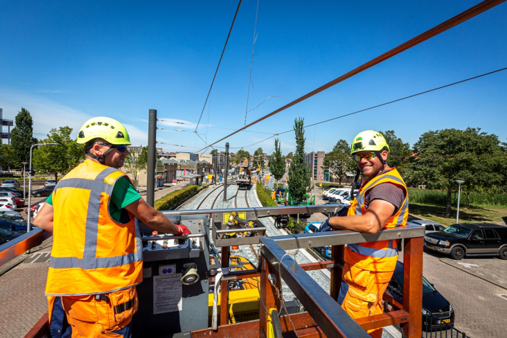 Zicht op het vernieuwde spoor met de Tsjechische hoogwerkers
