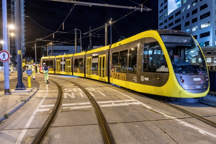 Testrit met de nieuwe tram bij halte Jaarbeursplein, Utrecht
