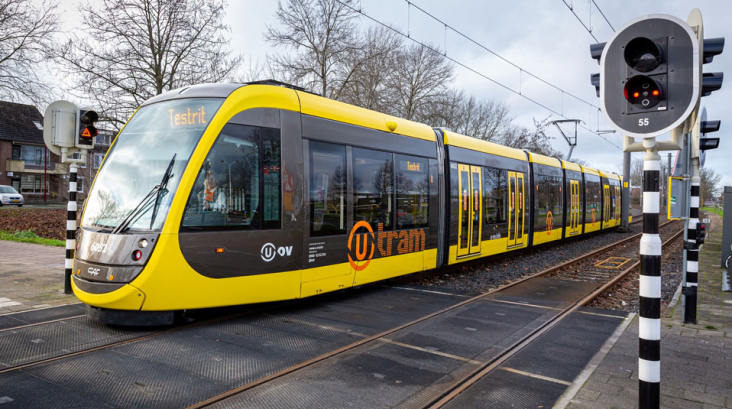 Rick Huisinga Testrit met nieuwe tram bij halte Zuilenstein, Nieuwegein