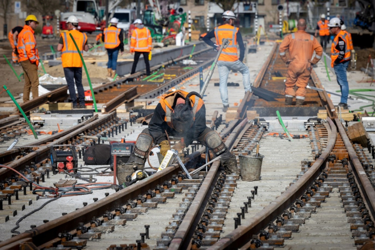 De lassers in actie op het nieuwe spoor. Fotografie Rick Huisinga.