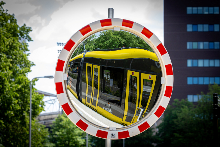 Tram zichtbaar in spiegel