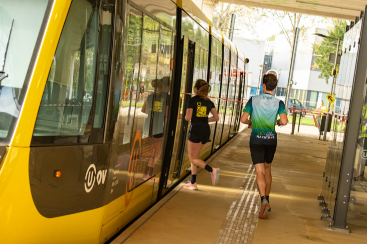 Utrecht Science Park Campus Run deelnemmers rennen door tram 22