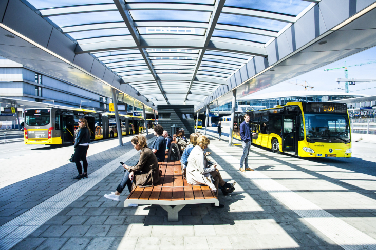 Reizigers wachten op busstation Utrecht CS