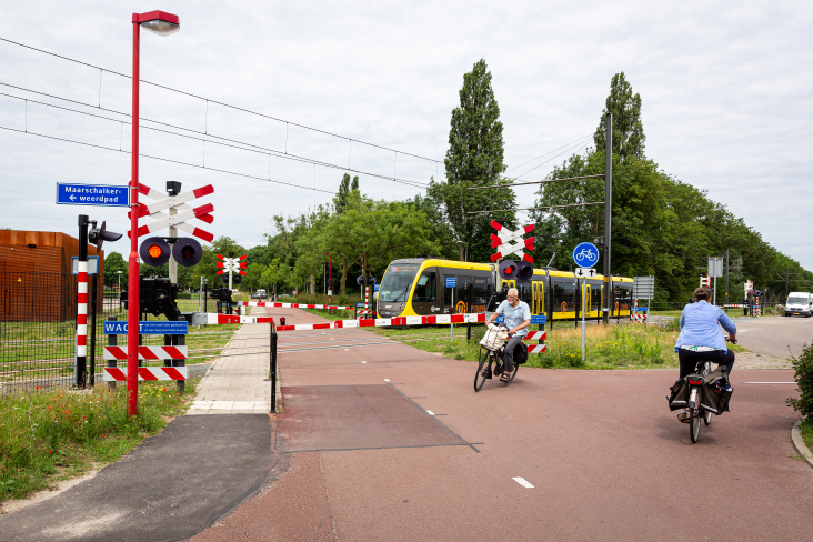 Tram 22 richting Utrecht CS bij fietspad en spoorwegovergang