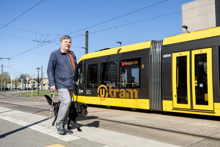 Reiziger met visuele beperking bij tram Jaarbeurszijde