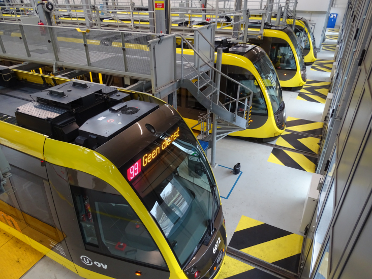 Stilstaande trams in de tramremise 
