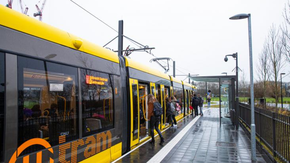 OV reizigers stappen in en uit tram 22.JPG