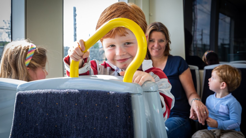 kinderen in de tram