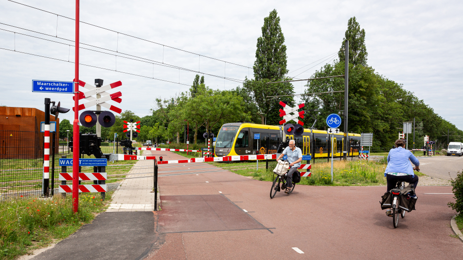 Tram 22 richting Utrecht CS bij fietspad en spoorwegovergang