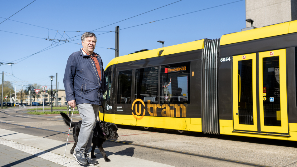Reiziger met visuele beperking bij tram Jaarbeurszijde