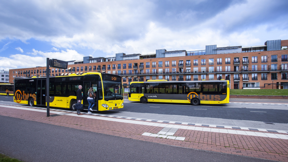 reizigers bij bushalte stappen in - 9354