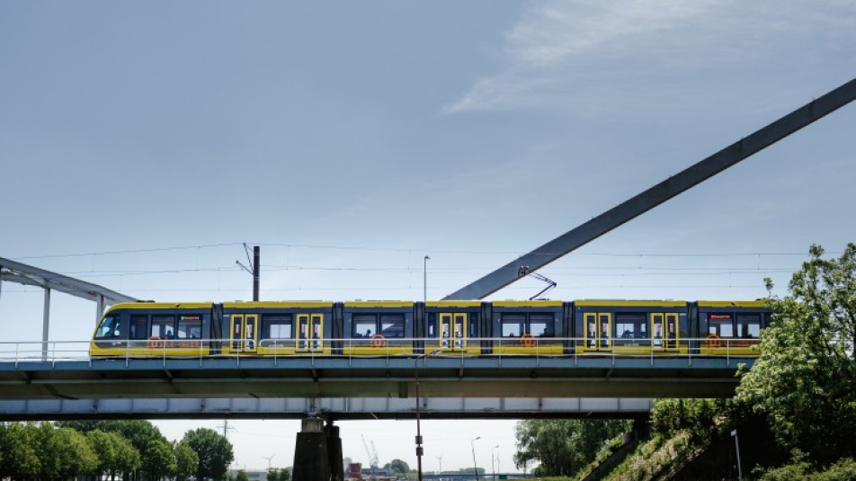 Tram rijd over brug