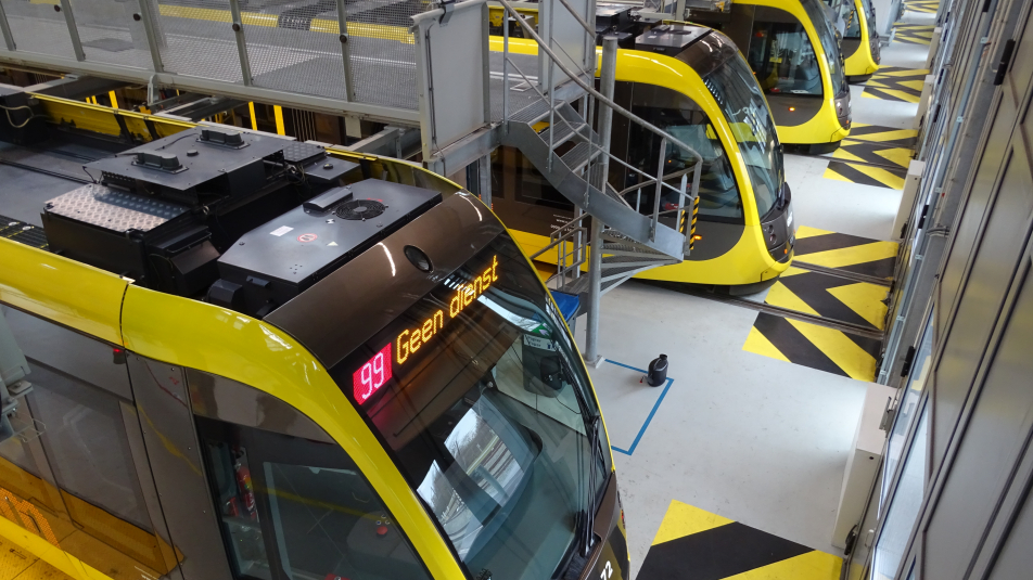 Stilstaande trams in de tramremise 